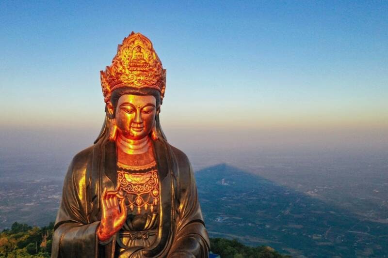 Bức tượng Phật bằng đồng trên đỉnh núi Bà Đen khiến du khách choáng ngợp.