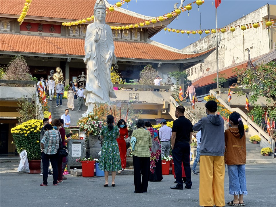 Mùng 1 Tết, người dân TPHCM xuất hành đi lễ chùa cầu may