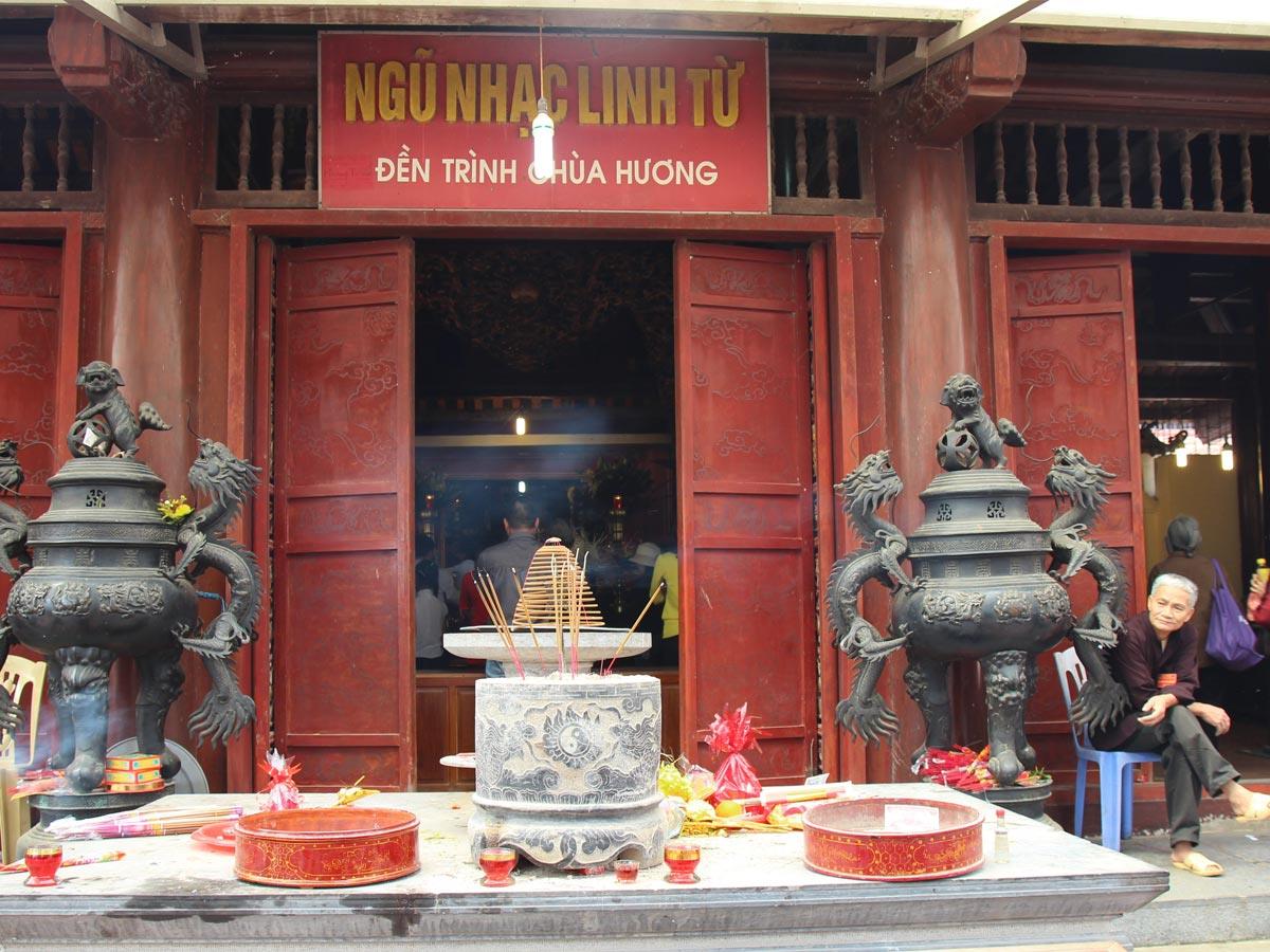 Tham quan đền Trình chùa Hương