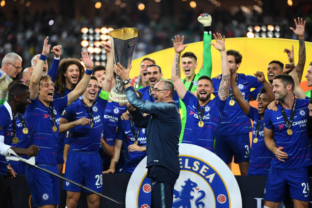 Maurizio Sarri, Giám đốc Chelsea ăn mừng với Cúp Europa League sau chiến thắng của đội bóng trong trận Chung kết UEFA Europa League giữa Chelsea và Arsenal