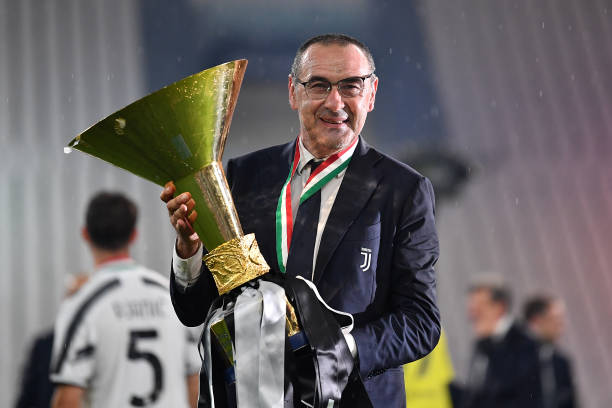 Huấn luyện viên trưởng của Juventus FC, Maurizio Sarri, ăn mừng với chiếc cúp sau trận đấu Serie A giữa Juventus và AS Roma tại sân vận động Allianz