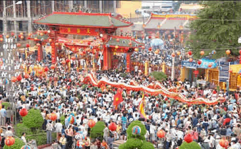 Hình ảnh rất đông người tới lễ hội chùa Bà Thiên Hậu