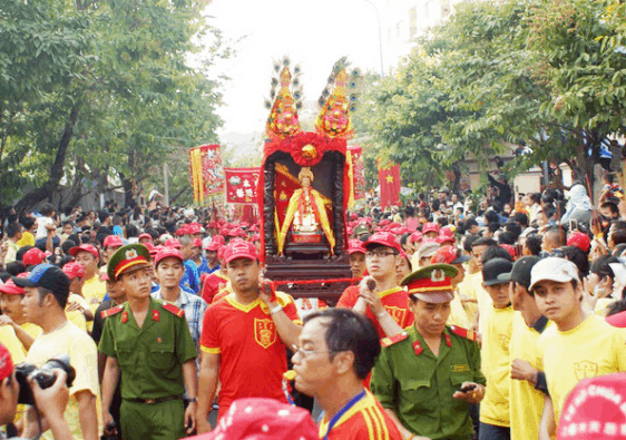 Hình ảnh rước kiệu tại lễ hội chùa Bà Thiên Hậu Bình Dương (Ảnh sưu tầm)