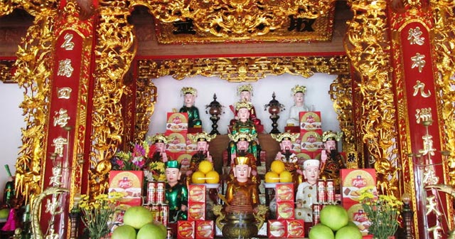 Chùa Hà đang thờ các vị Đức Ông, Đức Thánh Hiền, các vị Phật và tam tòa Thánh Mẫu