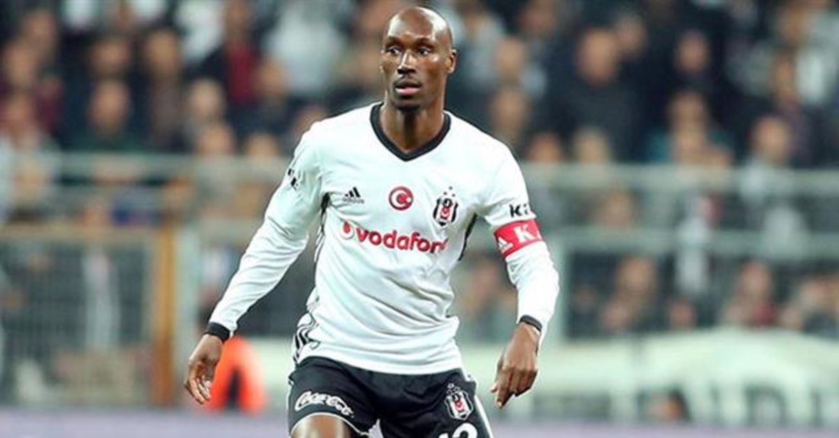 Petition to build ATIBA HUTCHINSON a statue outside of Beşitaş stadium once he retires. Hope Canada understands that he is an ABSOLUTE LEGEND at Beşiktas : r/CanadaSoccer
